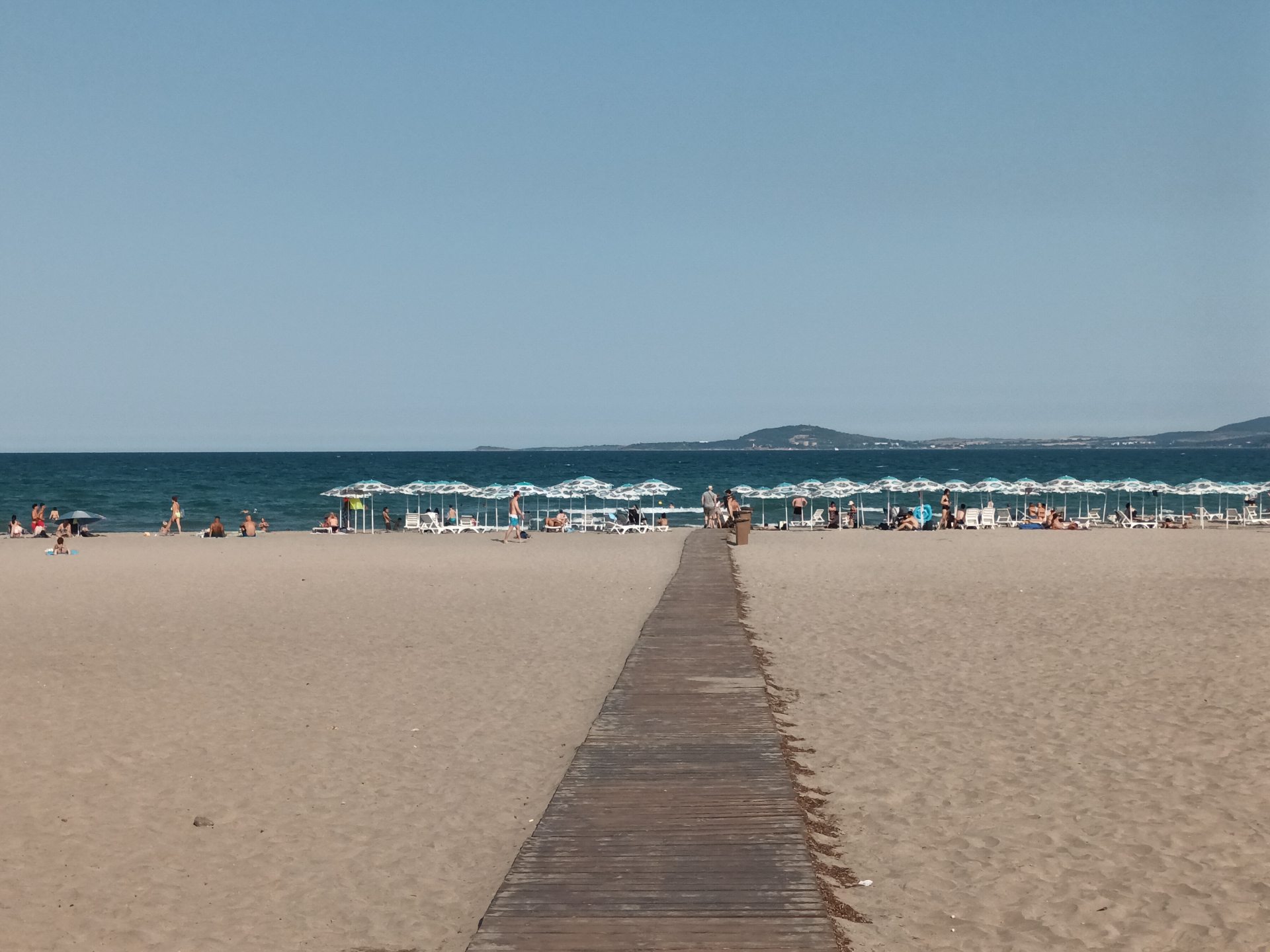 A Fekete-tenger Burgasznál (a szerző fotója) A Fekete-tenger Burgasznál (a szerző fotója)