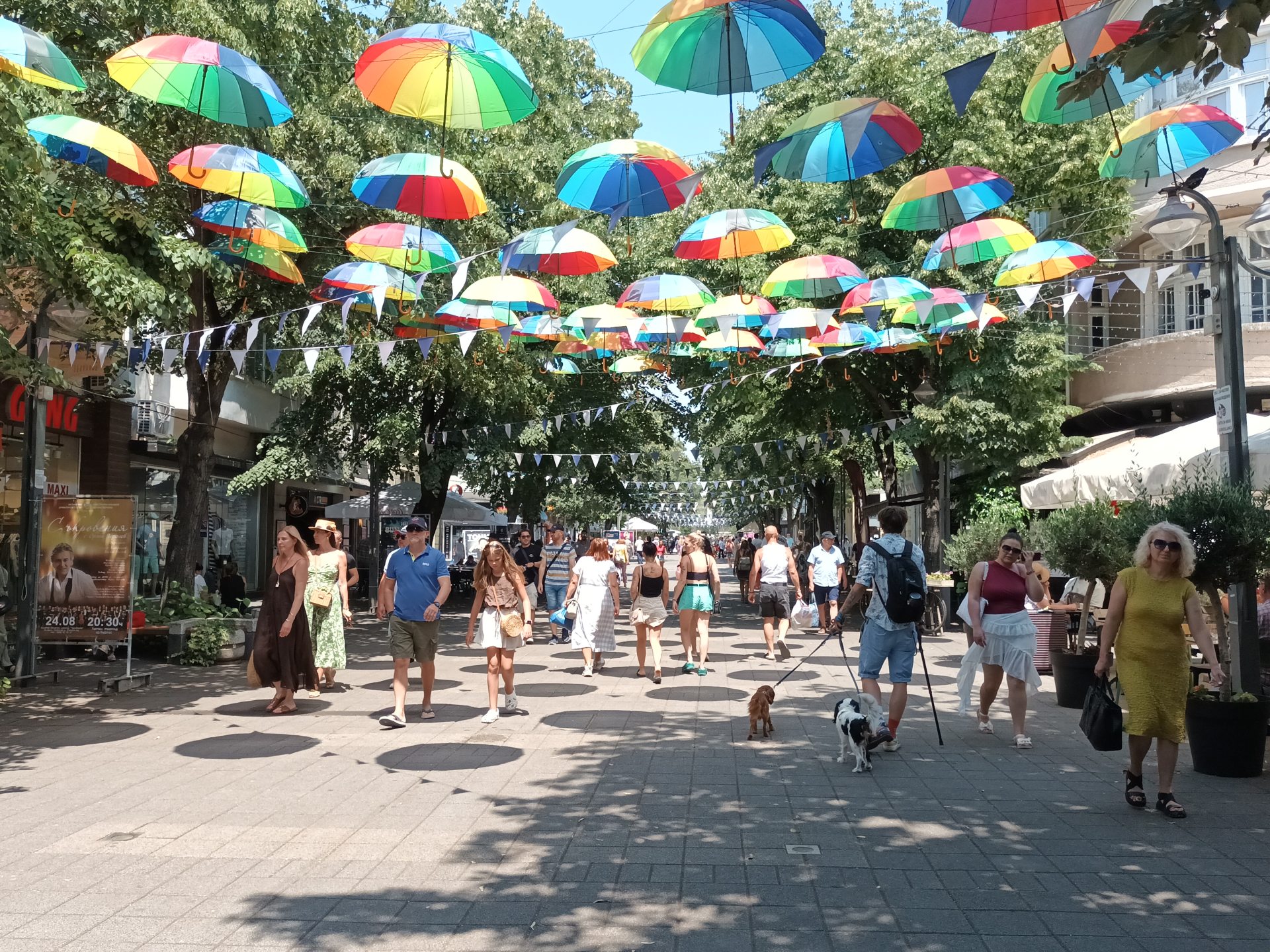 Burgasz sétálóutcája, az Aleksandrovska (a szerző fotója) Burgasz sétálóutcája, az Aleksandrovska (a szerző fotója)