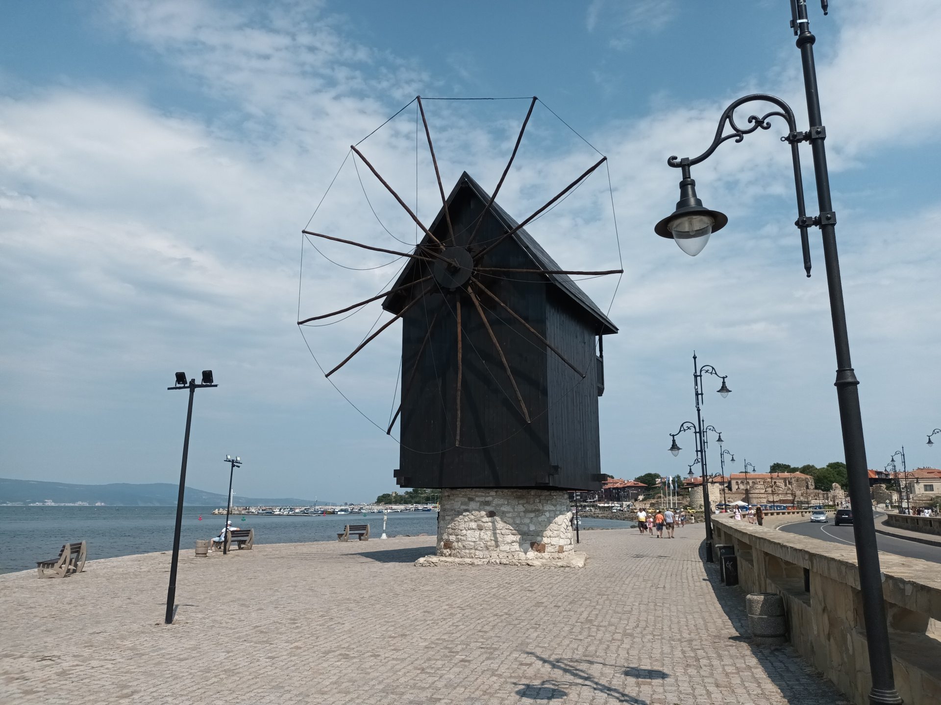 A neszebari szélmalom (a szerző fotója) A neszebari szélmalom (a szerző fotója)