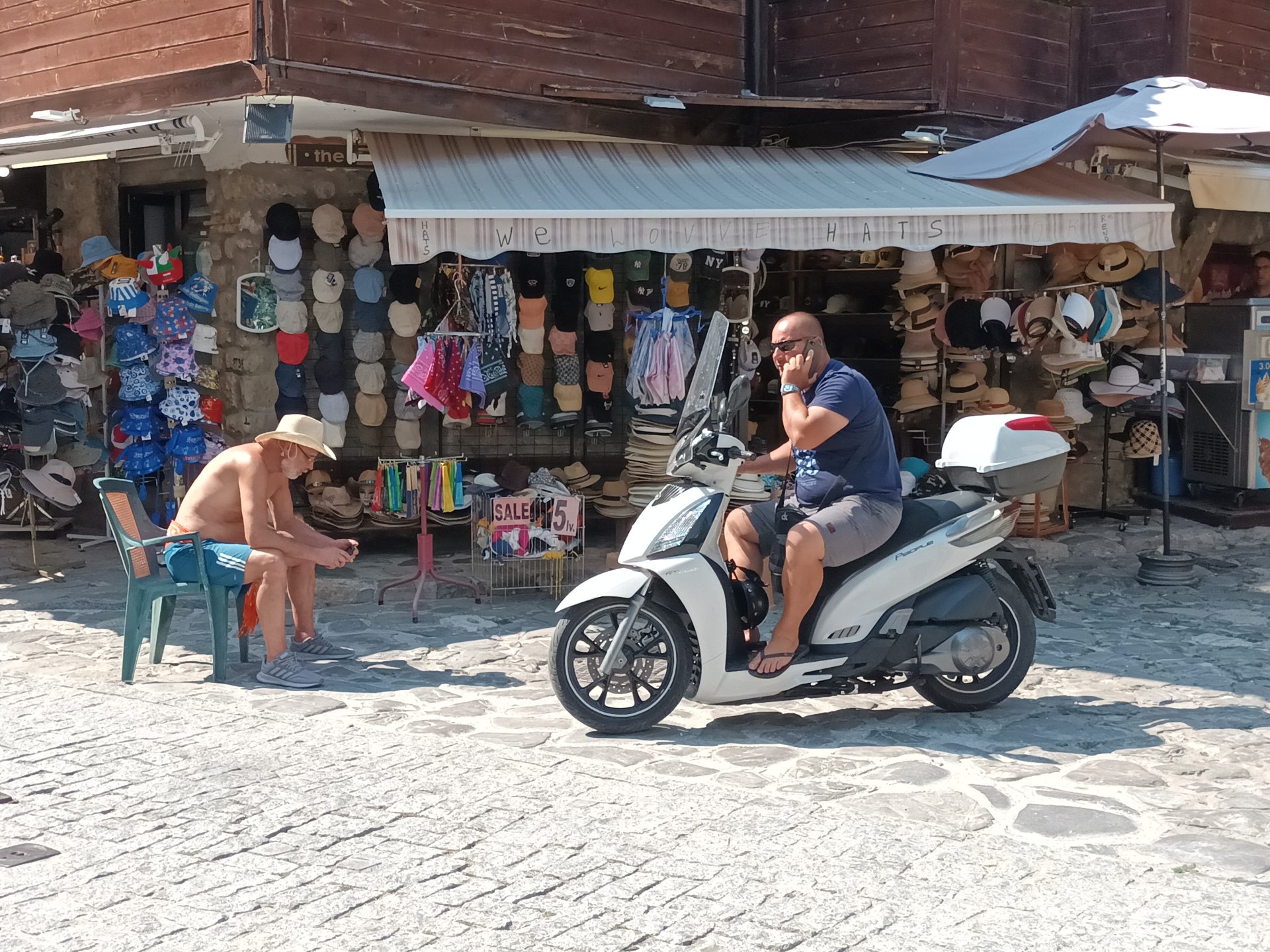 Neszebari életkép (a szerző fotója) Neszebari életkép (a szerző fotója)