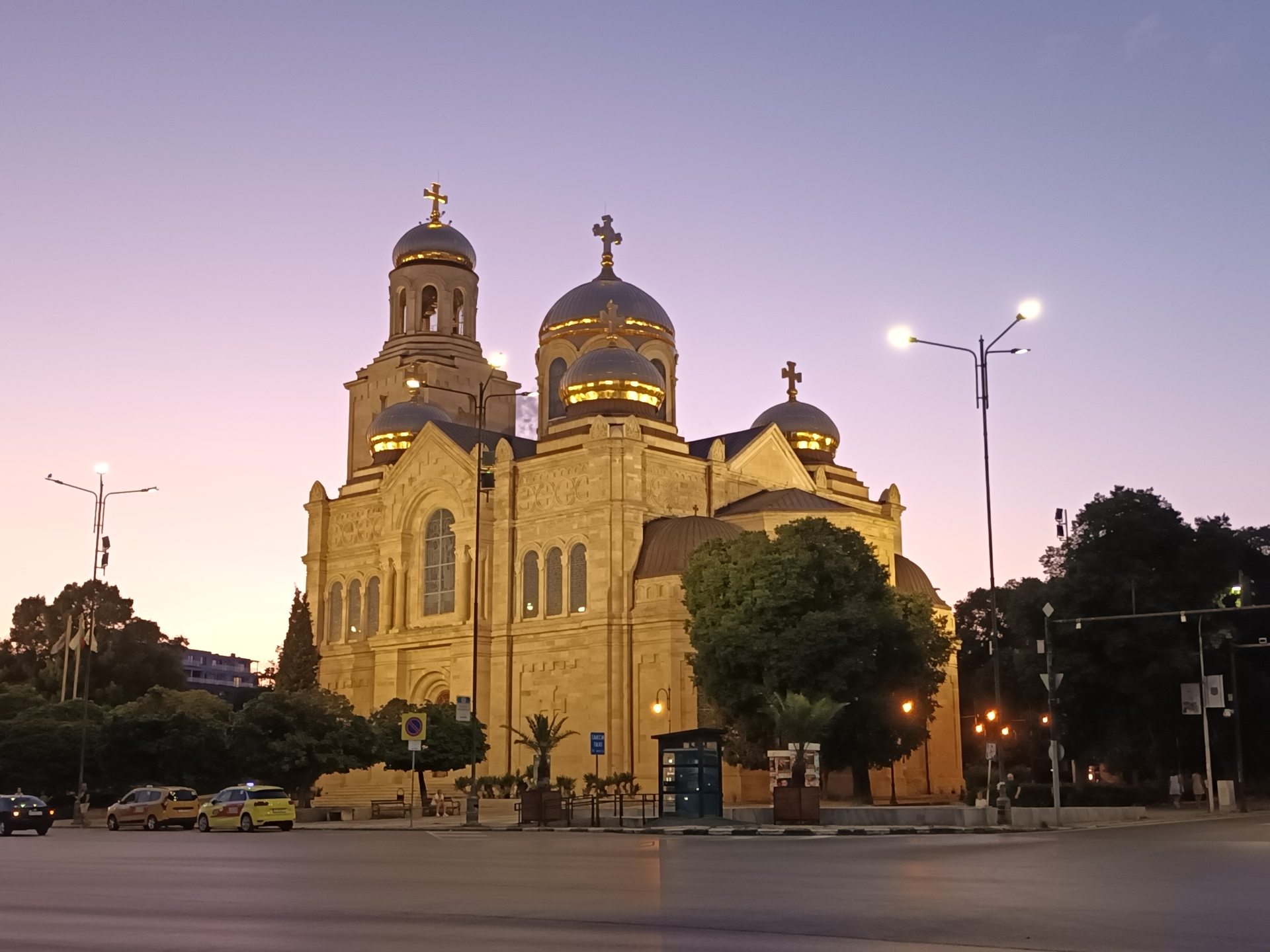 A várnai ortodox székesegyház (a szerző fotója) A várnai ortodox székesegyház (a szerző fotója)