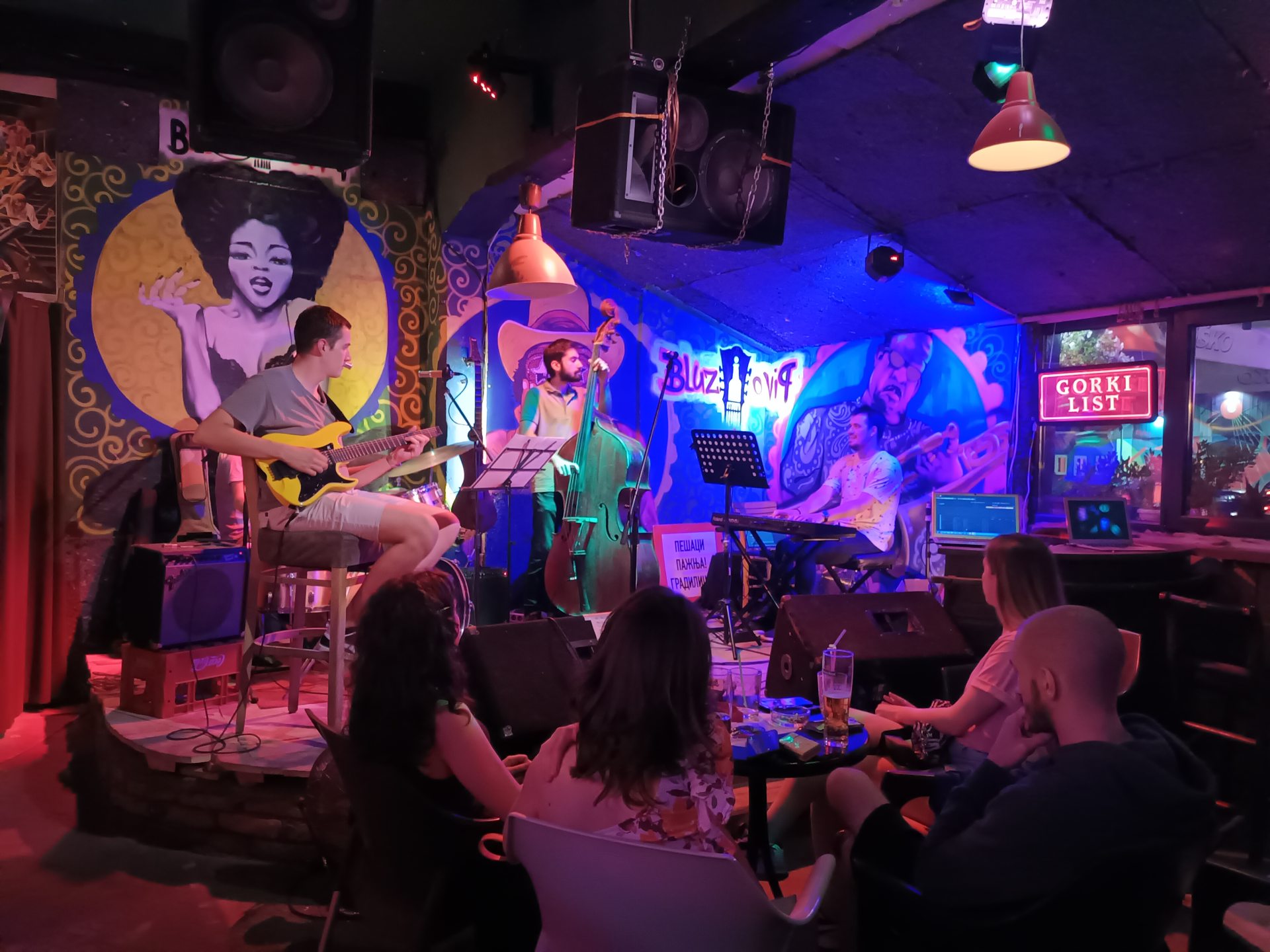 Koncert a belgrádi Bluz i Pivo kocsmában (a szerző fotója, 2023) Koncert a belgrádi Bluz i Pivo kocsmában (a szerző fotója, 2023)