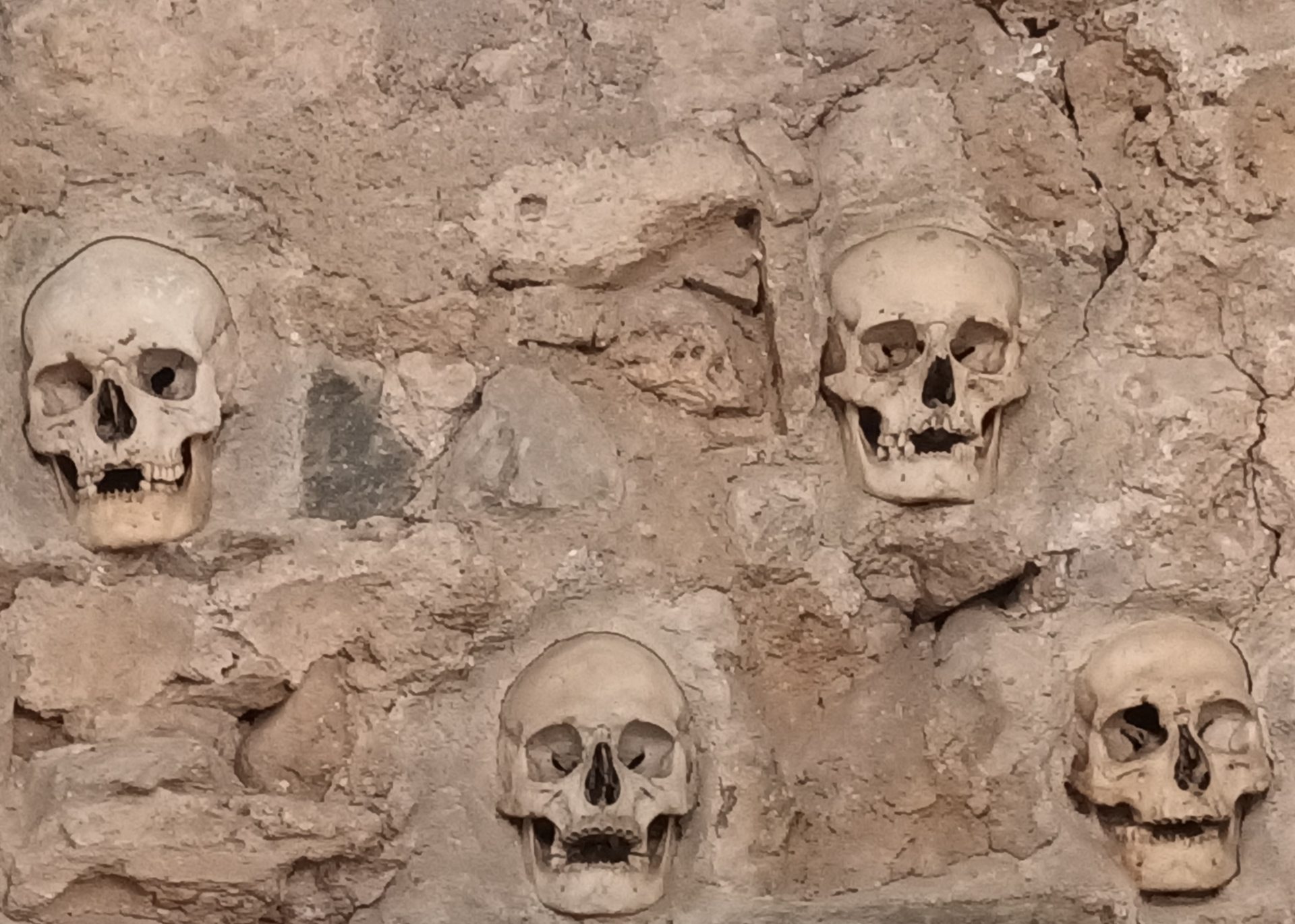 A niši Koponyatorony (a szerző fotója, 2023) A niši Koponyatorony (a szerző fotója, 2023)