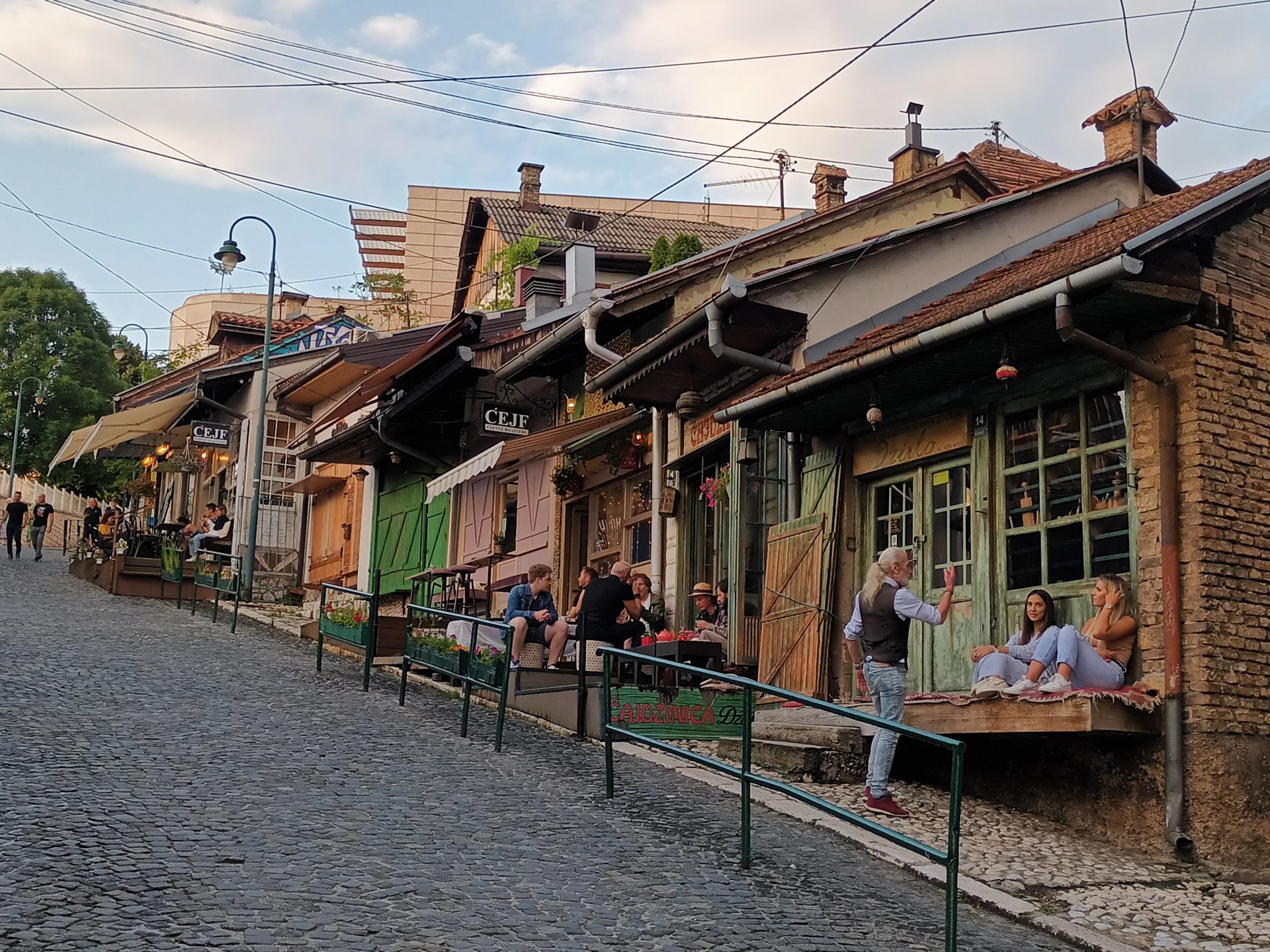 A szarajevói Čajdžinica Džirlo (a szerző fotója, 2023) A szarajevói Čajdžinica Džirlo (a szerző fotója, 2023)