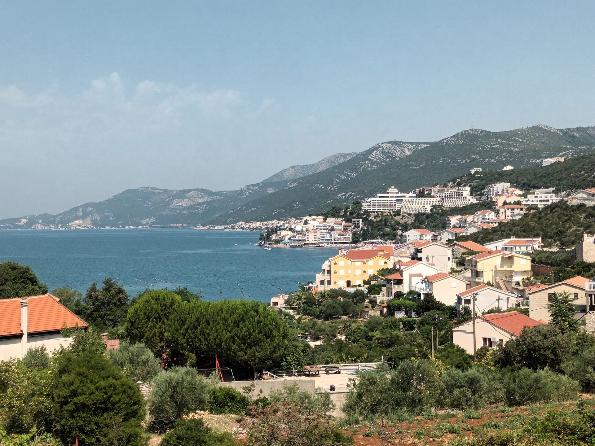 Bosznia-Hercegovina tengerpartja (a szerző fotója, 2023) Bosznia-Hercegovina tengerpartja (a szerző fotója, 2023)