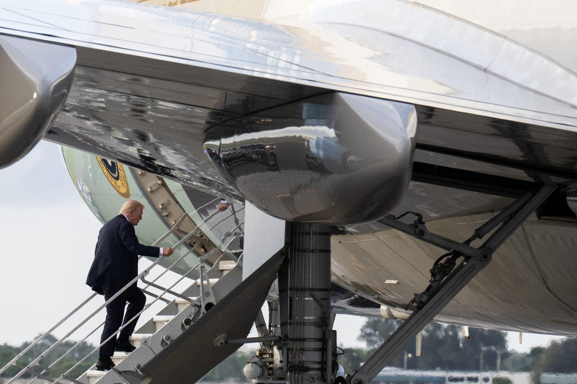 Donald Trump felszáll az Air Force One fedélzetére a Palm Beach-i reptéren 2025. október 19-én / fotó: SAUL LOEB / AFP Donald Trump felszáll az Air Force One fedélzetére a Palm Beach-i reptéren 2025. október 19-én / fotó: SAUL LOEB / AFP